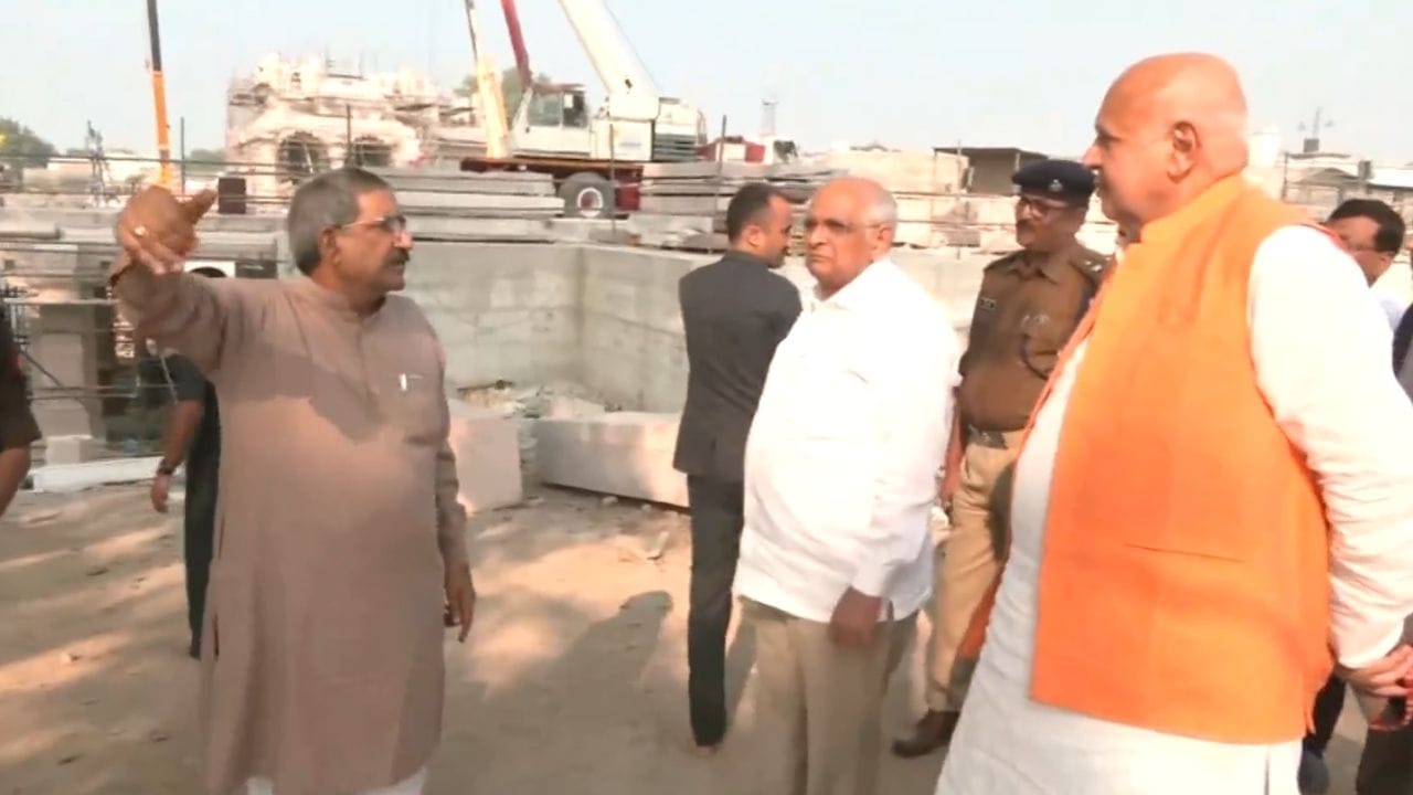  બપોરે મુખ્યપ્રધાન ભૂપેન્દ્ર પટેલ અયોધ્યા પહોંચ્યા ત્યાં તેઓ ભગવાન રામની પૂજા કરી અને બાદમાં રામ મંદિર નિર્માણનું પણ નિરીક્ષણ કરવા પહોચ્યાં હતા. જે બાદ હવે શાહનવાજપુરમાં ગુજરાત ભવન માટે ફાળવાયેલી જગ્યા અંગે પણ તેઓ સમીક્ષા કરશે.