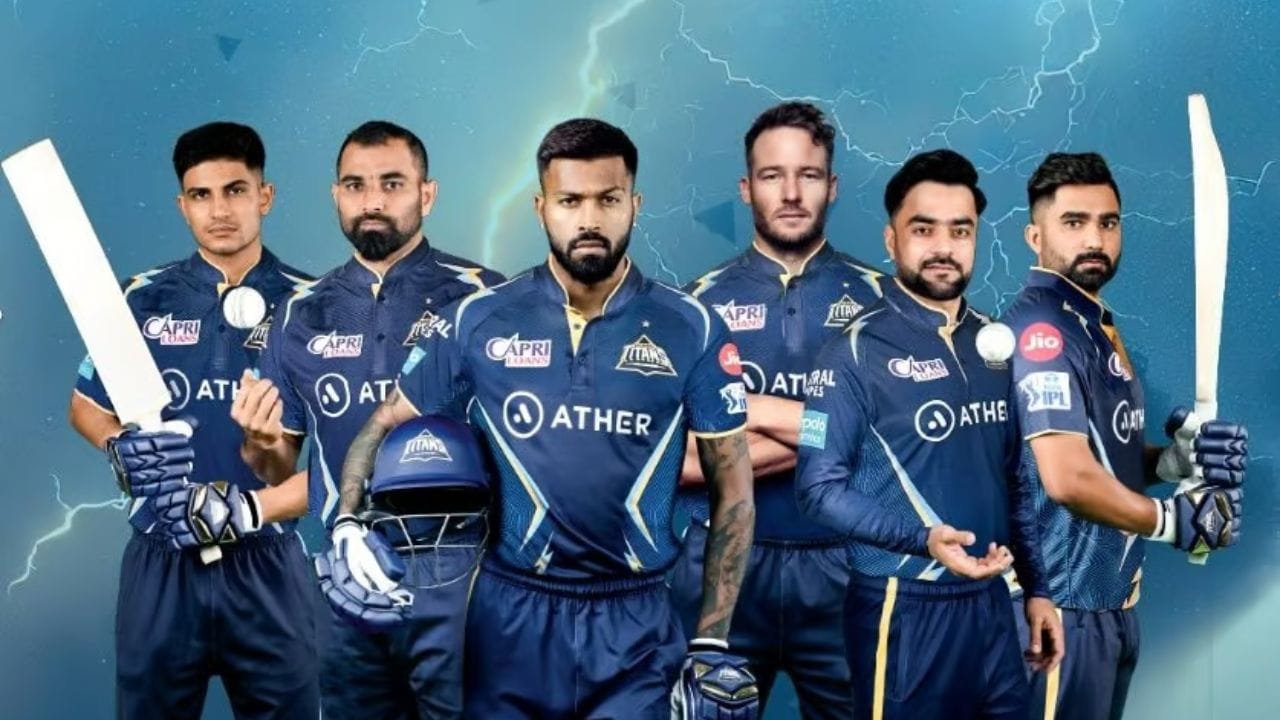 ગુજરાત ટાઈટન્સે રિટેન કરેલા પ્લેયર્સમાં ડેવિડ મિલર, શુભમન ગિલ, મેથ્યુ વેડ, રિદ્ધિમાન સાહા, કેન વિલિયમસન, હાર્દિક પંડ્યા (કેપ્ટન), અભિનવ મનોહર, બી સાઈ સુદર્શન, દર્શન નલકાંડે, વિજય શંકર, જયંત યાદવ, રાહુલ તેવટિયા, મોહમ્મદ શમી, નૂર અહેમદ, આર સાઈ કિશોર, રાશિદ ખાન, જોશ લિટલ, મોહિત શર્માનો સમાવેશ થાય છે.