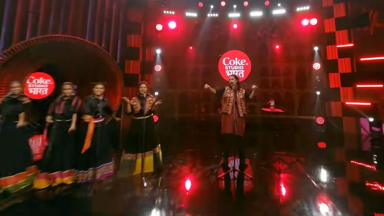 ડાન્સ પર્ફોર્મન્સ વીડિયોથી આખું સોશિયલ મીડિયા પ્લેટફોર્મ્સ પર છલકાઇ રહ્યું છે. આ ગીત આ વર્ષે એટલે કે જુલાઈ 2023માં કોક સ્ટુડિયો ઈન્ડિયાએ રિલીઝ કર્યું હતું. તે 2021નું પાકિસ્તાનનું ટોપ સોન્ગ ‘પસૂરી’ જેવી જ ખ્યાતિ ધરાવે છે.
