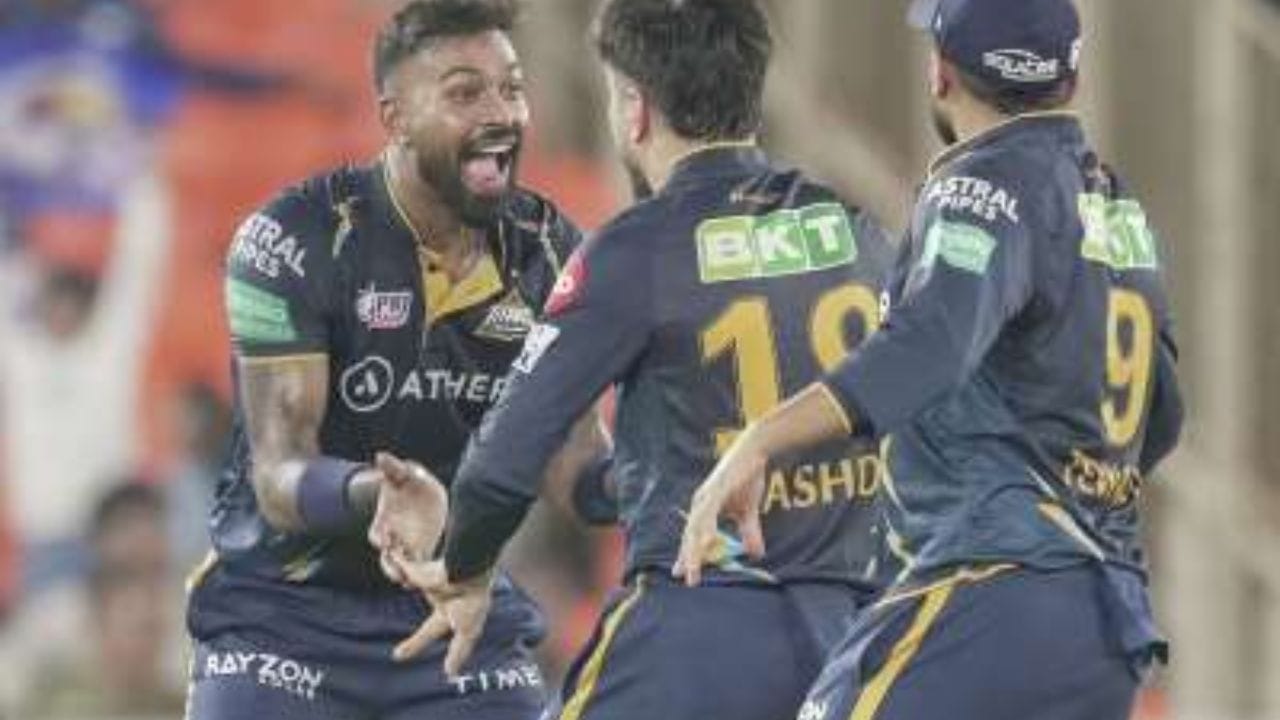  ગુજરાત ટાઈટન્સની ટીમે આશીષ નેહરાને તેમના કોચ બનાવ્યા હતા. કોચ તરીકે નેહરા ઘણુ સારુ કામ કરી રહ્યા હતા પરંતુ એવુ માનવામાં આવી રહ્યુ હતુ કે આઈપીએલ 2023 બાદ હાર્દિક અને આશિષ નહેરાના સંબંધોમાં અંતર આવ્યુ છે. 