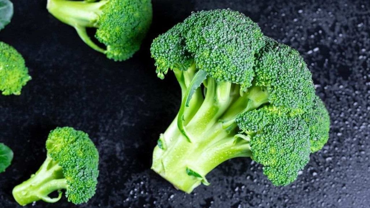 બ્રોકલી પણ હેલ્ધી હૃદય માટે જરુરી છે. તેમાં હાજર કૈરોટીનોયડ લ્યુટિન હૃદયને સ્વસ્થ રાખે છે. તમે તમારા ડાયટમાં સામેલ કરશો તો હાર્ટ એટેક અને અન્ય કોઈ બિમારીઓનો ખતરો રહેશે નહિ. બ્રોકલીમાં પોટેશિયમ પણ સારી માત્રામાં હોય છે. જે કોલેસ્ટ્રોલ લેવલને વધવા દેતા નતી. બ્રોકલી સુપ પીવાથી તમારું હૃદય સ્વસ્થ રહેશે.