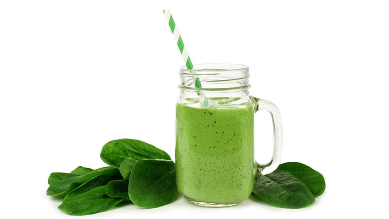 પાલકનો રસ ડાયટનો ભાગ બનાવી તમે અનેક સમસ્યાઓમાંથી મુક્તિ મેળવી શકો છો. આયરન ભરપુર પાલક વિટામિન કે અને નાઈટ્રેટથી ભરપુર હોય છે. જે બ્લ્ડ પ્રેશરને કંટ્રોલમાં રાખી હૃદયની બિમારીઓથી બચાવે છે. આટલું જ નહિ શરીરને ડિટોક્સિફાઈ કરવાની સાથે તમારા હૃદયને પણ સ્વસ્થ રાખે છે. (photo : hkart.com)