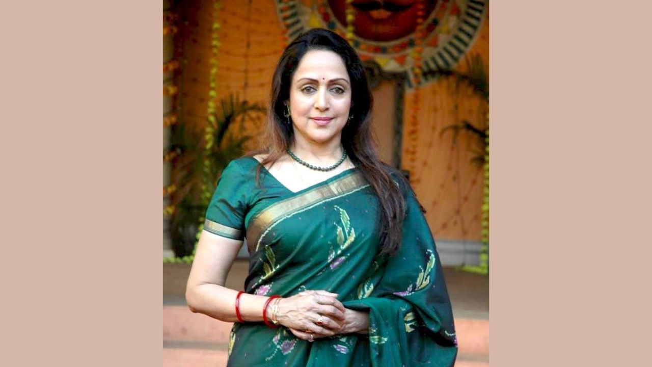 બોલિવૂડની 'ડ્રીમ ગર્લ' હેમા માલિની પણ તેમના પતિ ધર્મેન્દ્રની જેમ ભાજપ સાથે જોડાયેલી છે. 2004માં હેમા માલિનીને પહેલીવાર ભાજપના સમર્થનથી રાજ્યસભાના સભ્ય બનાવવામાં આવ્યા હતા. માર્ચ 2010માં હેમાને ભાજપની મહાસચિવ પણ બનાવવામાં આવી હતી.