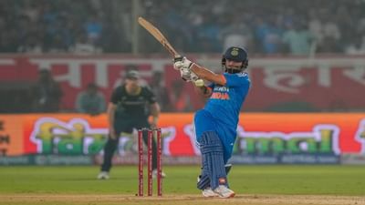 ભારત ઓસ્ટ્રેલિયા વચ્ચેની T20 મેચમાં રિંકુ સિંહે 21 બોલમાં 6 ગગનચુંબી સિક્સર અને એક ફોરની મારી 48 રનની અણનમ ઇનિંગ રમી હતી. તેની શરૂઆત ધીમી હતી, પરંતુ છેલ્લા સાત બોલમાં 40 રન બનાવીને તેણે ગુજરાતના રાશિદ ખાનની હેટ્રિકને પલટી નાખી અને રાતોરાત સ્ટાર બની ગયો. જો કે, રિંકુની વાર્તા ખૂબ સંઘર્ષપૂર્ણ છે. ગરીબ પરિવારમાં જન્મેલા રિંકુએ ઘણા મુશ્કેલ દિવસોનો સામનો કર્યા બાદ આ સ્થાન હાંસલ કર્યું છે.