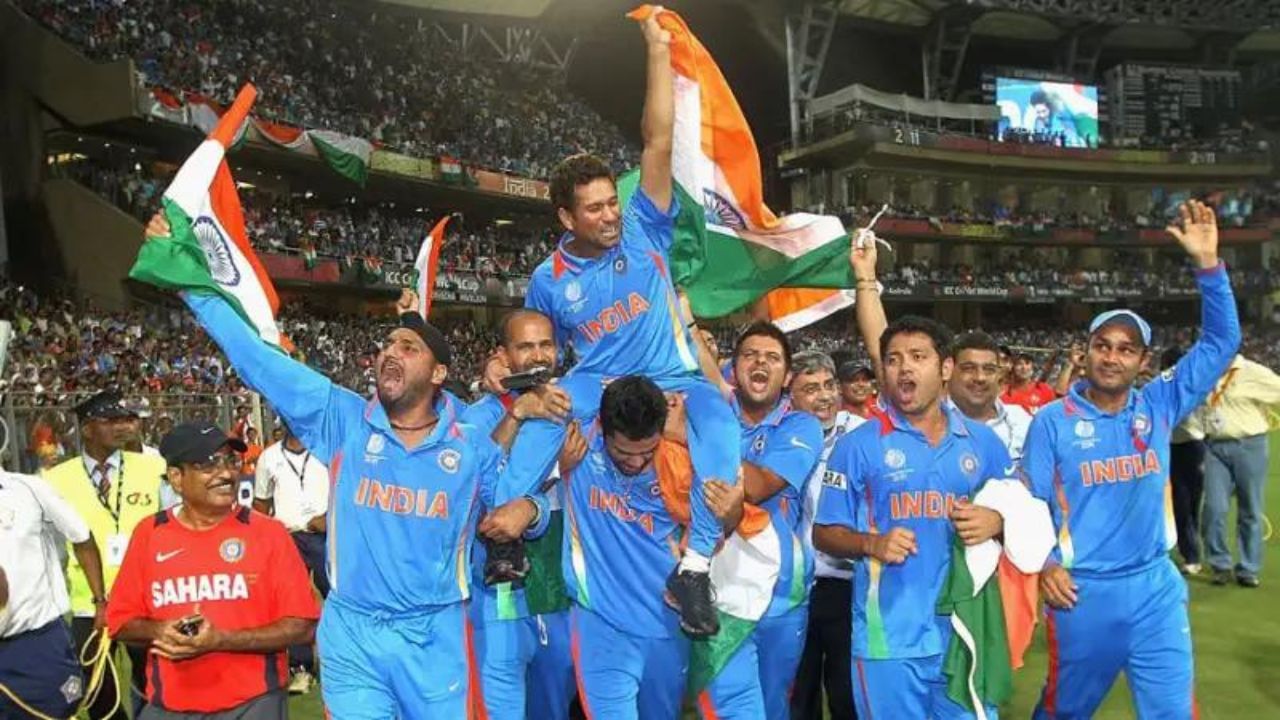 વર્ષ 2011માં 28 વર્ષ બાદ ભારતે વર્લ્ડ કપ ટ્રોફી જીતી. આ વખતે જર્સી ઘેરા વાદળી અને આછા વાદળી વચ્ચે હતી. બંને બાજુ ત્રિરંગાની પટ્ટીઓ પણ હતી. આ સિવાય નારંગી રંગમાં ભારત લખેલું હતુ.