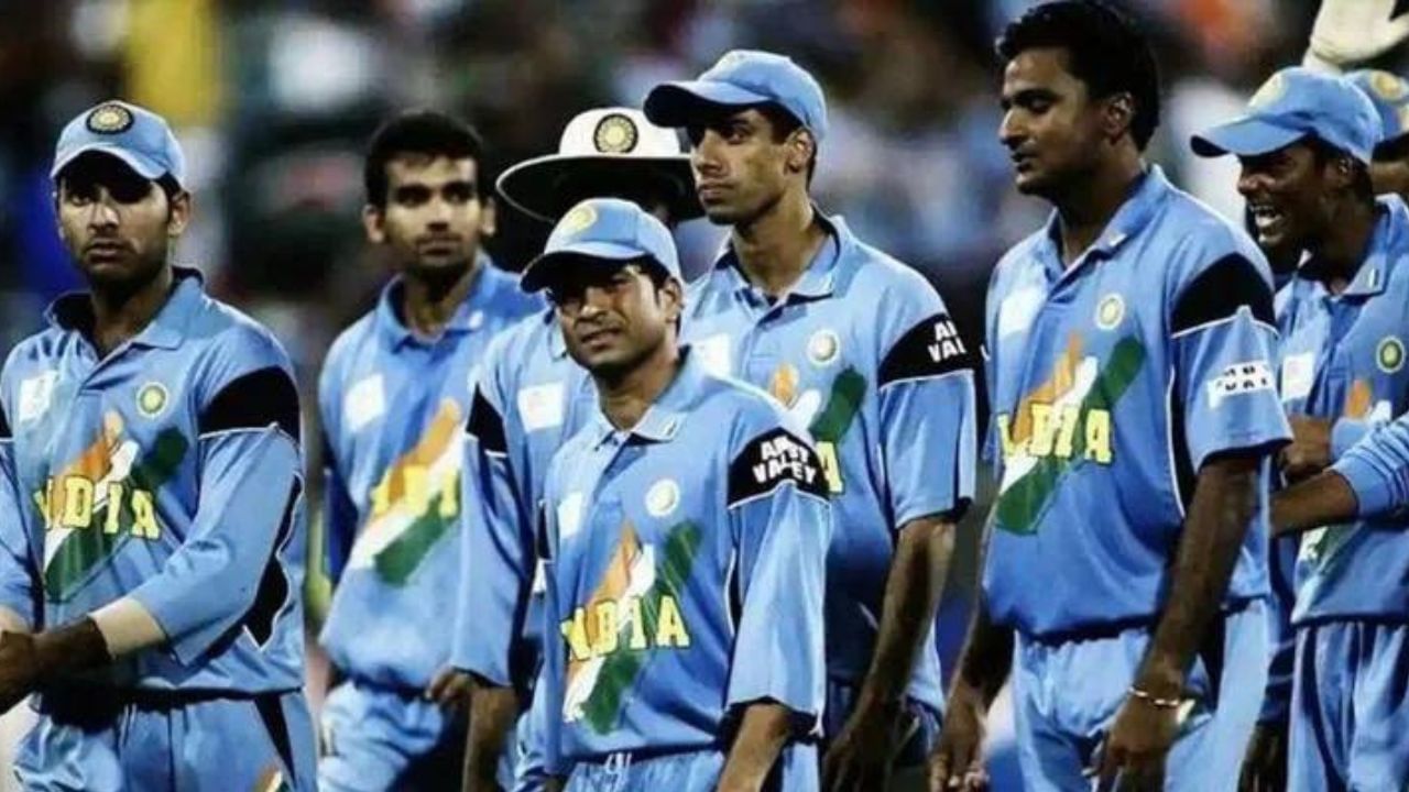 વર્ષ 2003માં ભારતીય ટીમની જર્સી સ્ટાઈલિશ થઈ ગઈ. જર્સીની બંને તરફ કાળા રંગની મોટી પટ્ટીઓ બનાવવામાં આવી. વચ્ચે તિરંગના બ્રશ પ્રિન્ટને જર્સી ઈન્ડિયા લખીને જર્સીને સ્ટાઈલિશ બનાવવામાં આવી.