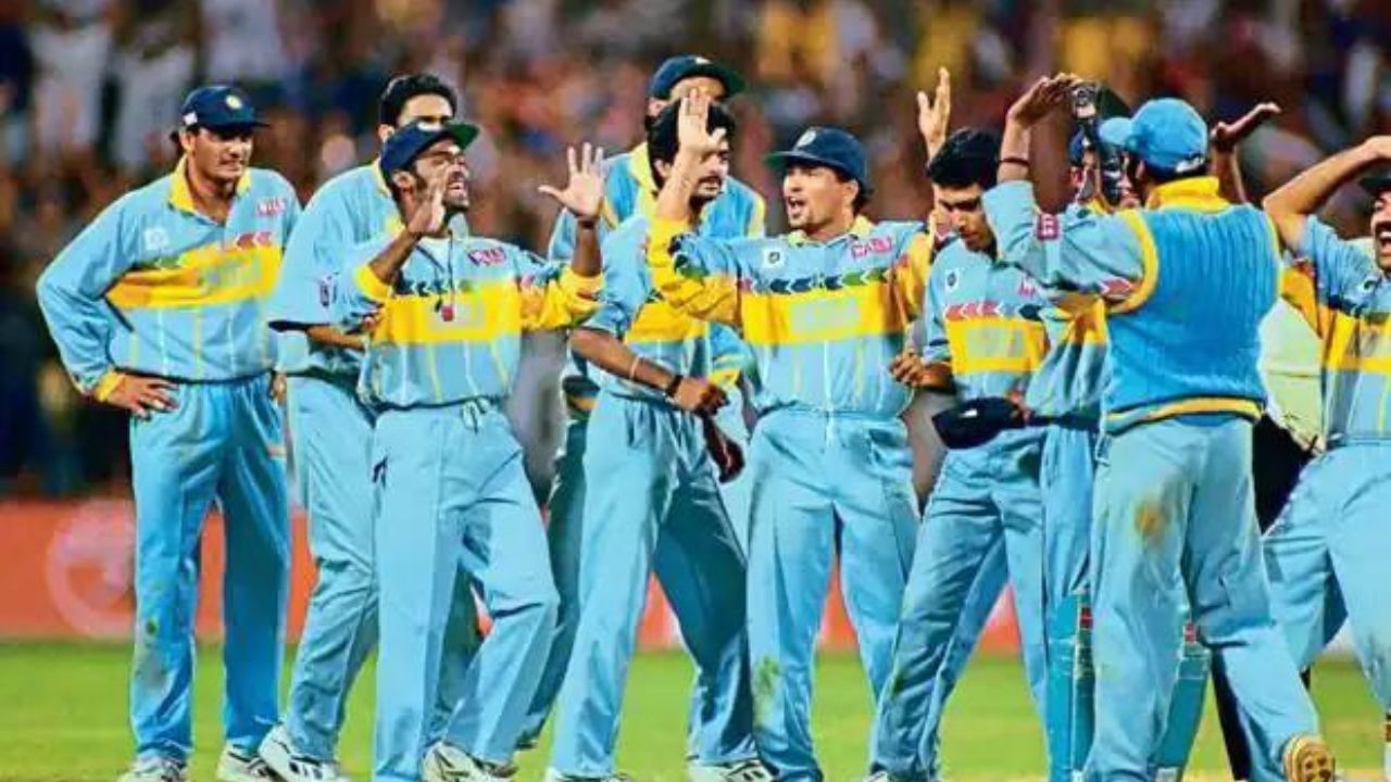 વર્ષ 1996માં ભારતીય ટીમે આસમાની અને પીળા રંગના કોમ્બિનેશનવાળી જર્સી પહેરી હતી. તેનો કોલર પીળા રંગનો હતો. ડ્રેસ પર સતરંગી રંગના ત્રણ બેન્ડ પ્રિન્ટ હતા.