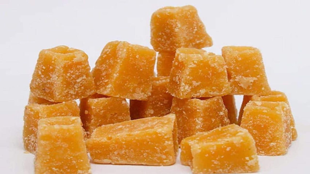 કુદરતી મીઠાસ તરીકે ઓળખાતા ગોળને જોઈને કોઈ એમ ન કહી શકે કે તેનાથી ફૂડ એલર્જી થઈ શકે છે.પરંતુ ક્યારેક ગોળના વધુ પડતા સેવનથી પેટમાં દુખાવો, શરદી, ઉધરસ, ઉબકા, માથાનો દુખાવો અને ઉલ્ટી જેવી સમસ્યાઓ થઈ શકે છે.