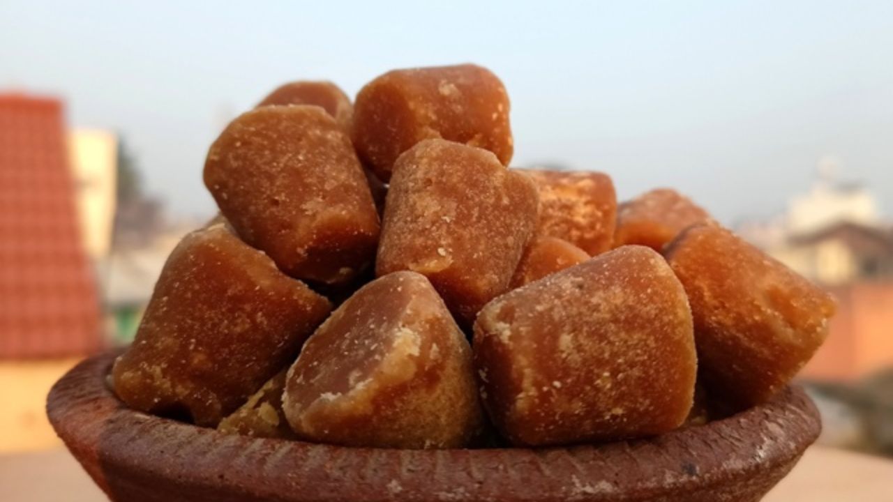 તમે જોયું જ હશે કે હેલ્થ ફ્રીક લોકો એવું માનીને ગોળનું સેવન કરે છે કે તેનાથી તેમના ડાયટ પ્લાન પર કોઈ અસર નહીં થાય.ગોળ પ્રોટીન અને ચરબી તેમજ ફ્રુક્ટોઝ અને ગ્લુકોઝથી ભરપૂર હોવાથી વજન વધી જાય છે.