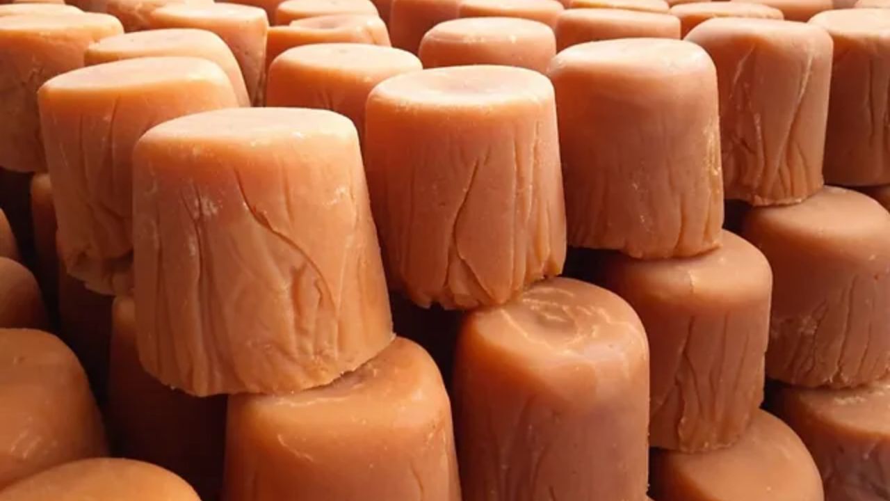 ગોળ યોગ્ય માત્રામાં સેવન કરવામાં આવે છે.રોગપ્રતિકારક શક્તિ વધારવા અને ચયાપચયને મજબૂત કરવામાં મદદ કરી શકે છે.પરંતુ જો તમે વધુ પડતા ગોળનું સેવન કરો છો તો તેનાથી પાચનતંત્રમાં અસંતુલન થઈ શકે છે. ( pic - Freepik)