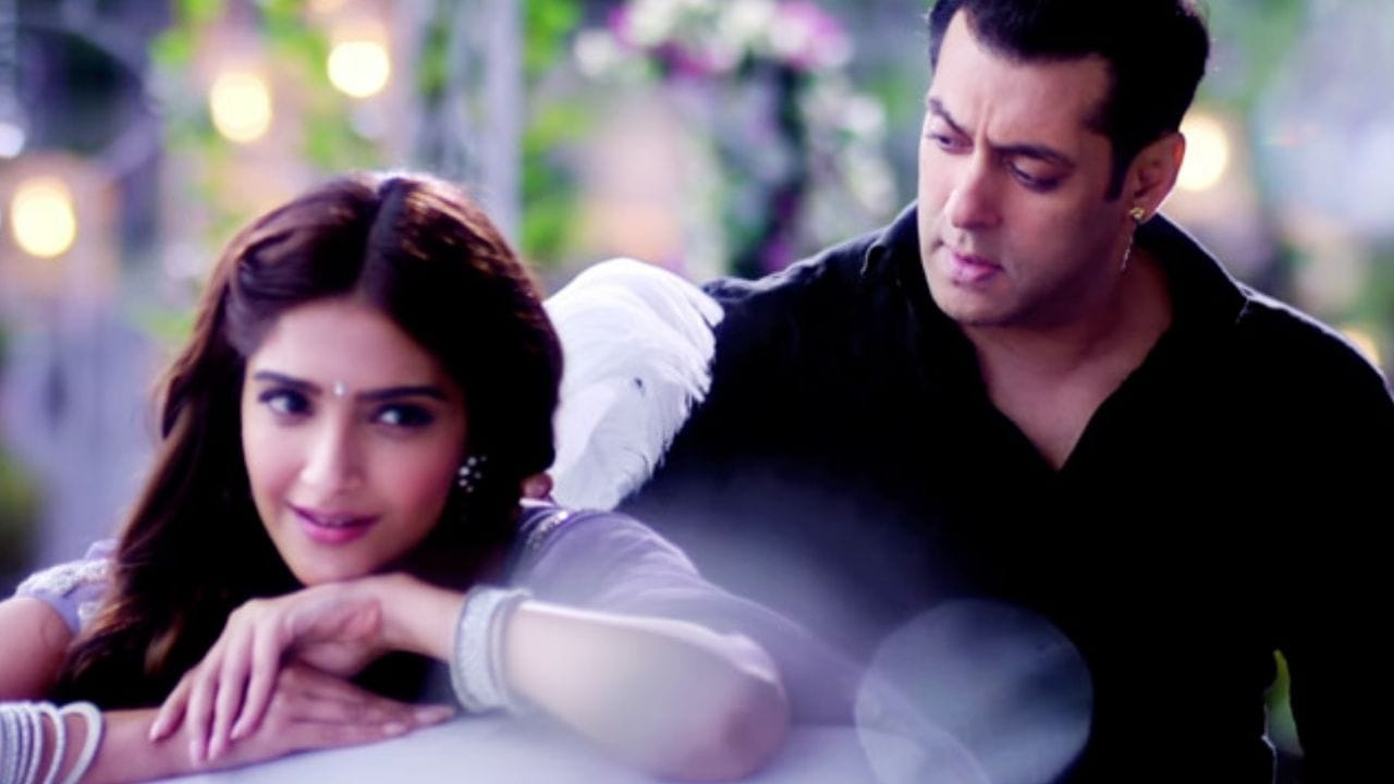 ચોથા સ્થાન પર 'કેસરી કે લાલ' હનુમાનજીનું લોન્ગ તેમજ પાંચમાં નંબર પર એક્ટર સલમાન અને એક્ટ્રેસ સોનમ કપૂરની ફિલ્મ પ્રેમ રતન ધન પાયોનું ફેમસ સોન્ગ 'જલતે દિયે'એ પોતાની જગ્યા બનાવી લીધી છે. 
