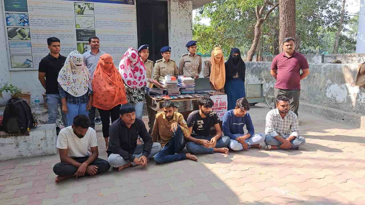 પોલીસની પ્રાથમિક તપાસમાં પકડાયેલ લોકો સાથે કેટલાક ડેટા મળ્યા છે. જેમાં અનેક જીલ્લાઓમાં રહેતા ખેડૂતોની યાદી મળી છે. અમરેલી, જુનાગઢ, રાજકોટ સહિતના જિલ્લાઓના ખેડૂતોને પણ આ પ્રકારે છેતરીને લાખો રૂપિયા મેળવી લીધા છે. અનેક ખેડૂતો તાડપત્રી અને દવાની એજન્સી મેળવીને તેના વેચાણથી સારી આવકની આશાએ પોતાના પૈસા પણ ગુમાવ્યા. 