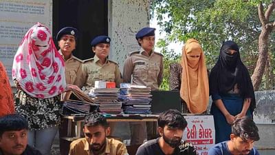 જામનગરમાં એક ખેડુત સાથે છેતરપિંડી થઈ. જેણે જુનાગઢથી તાડપત્રીની ખરીદી કરી હતી. બાદમાં કંપનીમાં કોલ આવ્યો તે ગામ તથા આસપાસમાંથી તાડપત્રીની માંગ છે. તેવુ જણાવી એજન્સી આપવાની ઓફર કરી. બાદ પૈસા મેળવીને ના સામાન આપ્યો ના ફરી સંપર્ક થયો. ખેડૂતે પોતાની સાથે છેતરપિંડી થયાની ફરીયાદ સાયબર ક્રાઈમની ટીમને આપી. સાયબરની ટીમે ફરીયાદના આધારે તપાસ કરતા જુનાગઢના કોલ સેન્ટર પર દરોડો પાડયો અને કુલ 11 લોકોની અટકાયત કરી. 