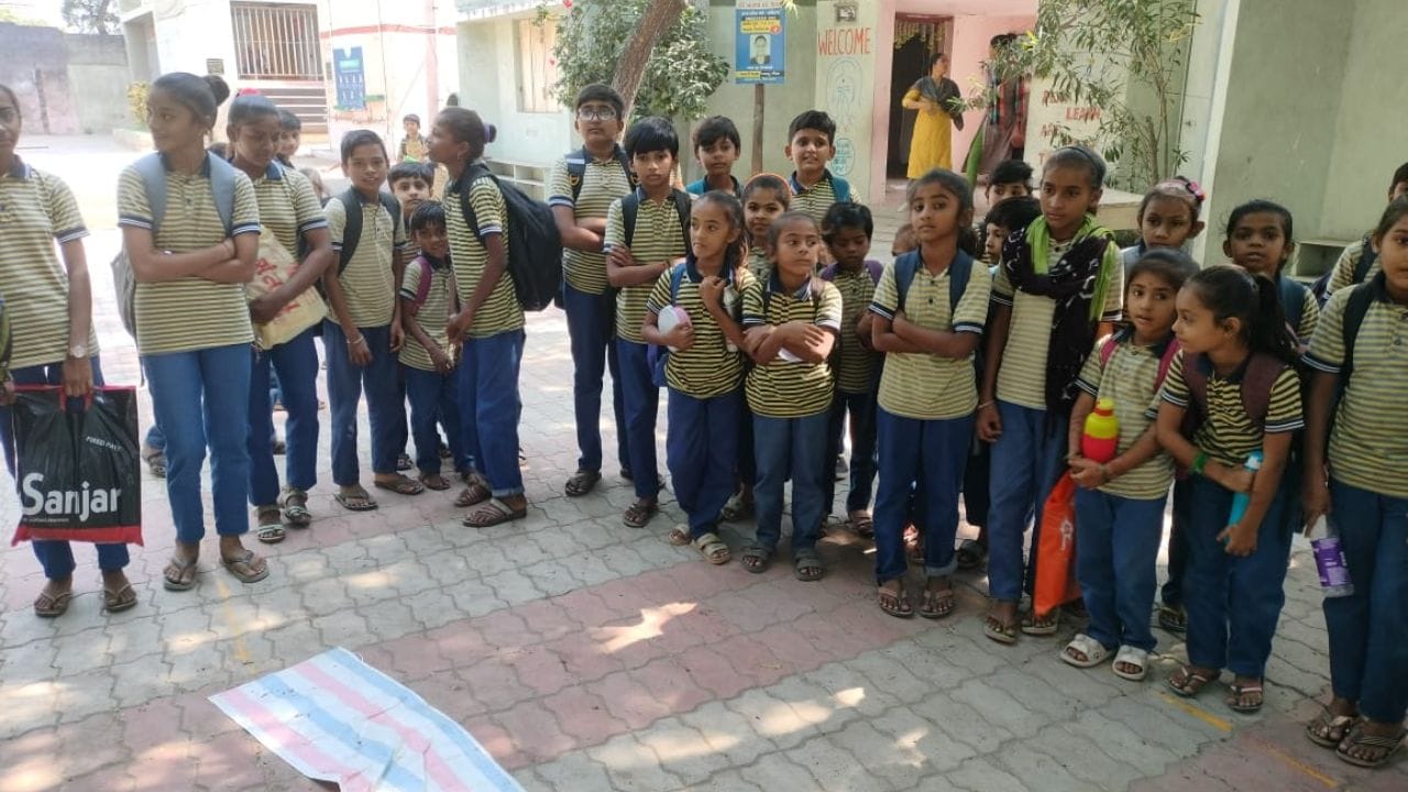 ગામજનોએ શાળામાં બાળકોના શિક્ષણ માટે તમામ પ્રકારનો સહયોગ આપ્યો છે. રમત-ગમત માટે મૈદાન ગામજનોએ શાળાને ઉપયોગી થશે તે માટે જગ્યા આપી છે.આ ઉપરાંત શાળામાં જરૂરી સવલતો માટે આર્થિક દાન ગામજનો, વાલીઓ, પુર્વ વિધાર્થીઓ દ્વારા આપવામાં આવે છે. જેથી બાળકોને સવલતો મળી રહે છે. 