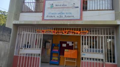 શાળામાં શિક્ષણ મેળવ્યુ તે શાળામાં આચાર્યની જવાબદારી મળતા શાળા,સમાજ અને ગામ પ્રત્યે ઋણ અને ફરજ હોવાથી તકલીફ,સમય,પડકાર જોયા વગર સતત મહેનત કરતા સારુ પરીણામ મળ્યુ છે. શાળાના ભુતપુર્વ વિધાર્થી જ આચાર્ય બન્યા છે. પરેશ સોરઠીયા છેલ્લા 9 વર્ષથી કાર્યરત છે. સાથે બે ભાઈઓ ગોવિંદ હિન્સુ અને તેમના મોટાભાઈ વર્ષોથી શાળામાં શિક્ષક તરીકે કાર્યરત છે.ગામના અને શાળાના વિધાર્થીને તે જ શાળામાં ફરજ મળતા વધુ આત્મિયતાથી કાર્ય કરતા શાળાની કાયાપલટ કરી છે. 