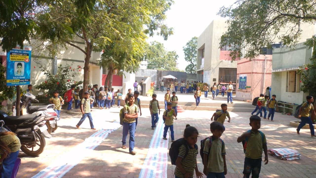 સરકારી શાળા છે તો પણ ઘડિયાળનો સમય જોઈને નહી પરંતુ બાળકોની રૂચીને જોઈને વર્ગ લેવાય છે. નિયત સમયે ફરજીયાત  શાળાનો અભ્યાસક્રમ ચાલે છે. ઉપરાંત શાળા સમય બાદ ઓવરટાઈમ કે જાહેર રજાના દિવસોમાં બાળકો શિક્ષણ માટે આવે છે.શિક્ષિણ માટે રાજયસરકારે અનેક યોજના લાગુ કરી છે.જેનો વધુને વધુ લાભ અને સ્કોલરશીપ બાળકોને મળે તે માટે શિક્ષકો તૈયારી કરાવે છે. જ્ઞાનસેતુ,એનએમએમએસ, પીએસઈ, જ્ઞાનસાધના, જીકે, આઈક્યુ સહીતની પરીક્ષાની તૈયારીઓ કરવામાં આવે છે.જેમાં જિલ્લા વધુ બાળકો ખારવા સરકારી શાળાના હોય છે.વોટસઅપ દ્વારા વિધાર્થીઓને ઓનલાઈન પરીક્ષાઓ લેવામાં આવે છે. 