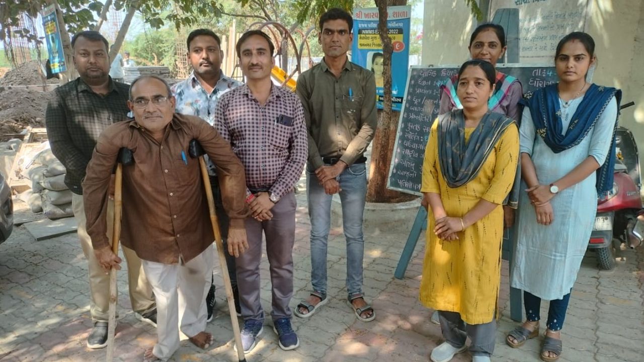 સામાન્ય રીતે ઉચ્ચ અધિકારીઓ, સરકારી શિક્ષકોના બાળકો ખાનગી શાળામાં શિક્ષણ મેળવે છે.ખારવા ગામમાં 18 જેટલા વિધાર્થીઓના વાલી સરકારી અધિકારી, શિક્ષક, નાયબ મામલતદાર, પોસ્ટ કર્મચારી, બેન્ક અધિકારી છે. તો ધ્રોલના ડો. દેસાઈ દંપતિનુ સંતાન સરકારી શાળામાં અભ્યાસ કરે છે.જે વાલીઓ ખાનગી શાળામાં ઉચી ફી ભરી શકે તો પણ સારુ શિક્ષણ મેળવા માટે પોાતના બાળકોને ખારવા ગામની સરકારી શાળામાં મુકયા છે. 