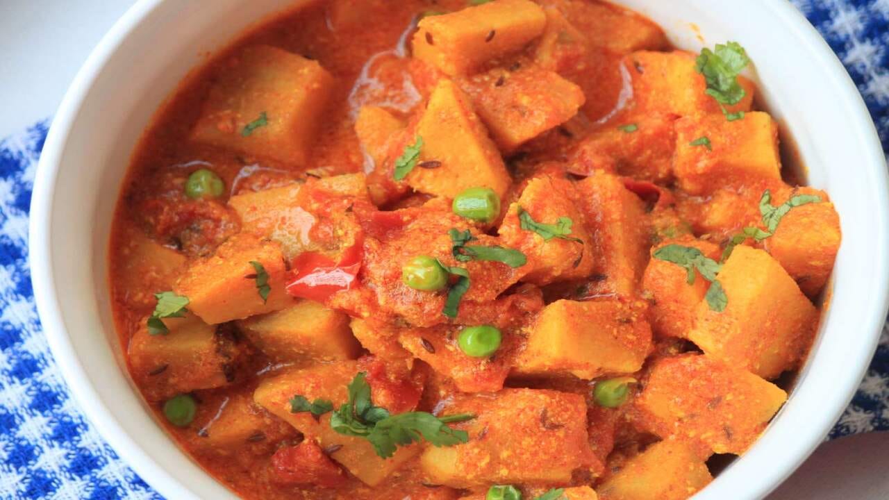 સૂરણમાં અનેક પ્રકારના પોષક તત્વો મળી આવે છે. તેમાં કેલ્શિયમ, ડાયેટરી ફાઈબર, પોટેશિયમ અને મેગ્નેશિયમ હોય છે, જે તમારા શરીરને પોષણ આપે છે. આ પ્રકારનો આહાર લેવાથી કબજિયાત દરમિયાન આંતરડાની મૂવમેન્ટની સમસ્યાને દૂર કરી શકાય છે. આની સાથે તે દુખાવા અને સોજામાં પણ રાહત આપે છે. આયુર્વેદમાં પણ જીમીકાંડ(સૂરણ)ના અનેક ફાયદાઓનું વર્ણન કરવામાં આવ્યું છે.