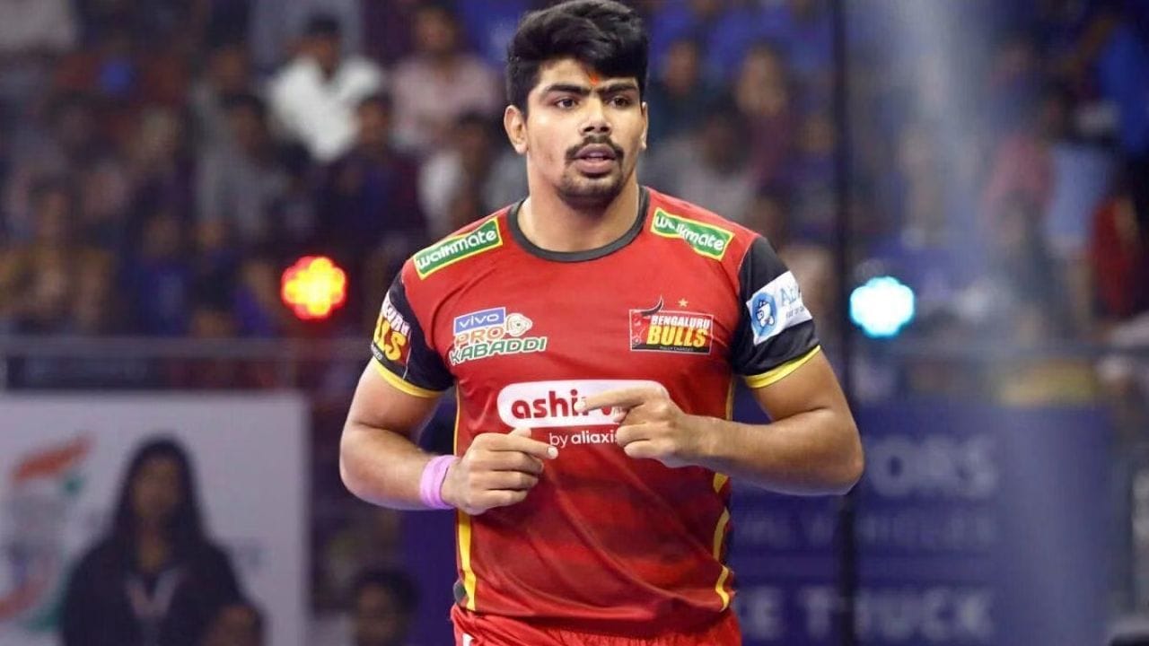 બેંગલુરુ બુલ્સનો પવન સેહરાવત જેણે કુલ 105 મેચ રમી છે અને આ બધી મેચમાં કુલ 49 સુપર 10 રેઈડ કરીને ચોથા સ્થાને છે