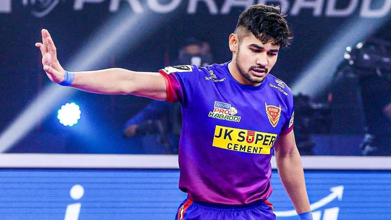 નવીન કુમાર 85 PKL મેચોમાં 58 સુપર 10 સાથે આ યાદીમાં આગળ છે. દબંગ દિલ્હી કે.સી. રેઇડર પ્રો કબડ્ડીની દરેક બીજી મેચમાં સુપર 10 સાથેના લોટમાં શ્રેષ્ઠ સ્ટ્રાઇક-રેટ ધરાવે છે. નવીન કુમાર પ્રો કબડ્ડીમાં સતત બેક ટુ બેક 28 સુપર 10 નો રેકોર્ડ બનાવ્યો છે, જે લીગના ઈતિહાસમાં કોઈપણ ખેલાડી આજ સુધી બનાવી શકયો નથી અને આ સાથે તે ત્રીજા સ્થાન પર છે