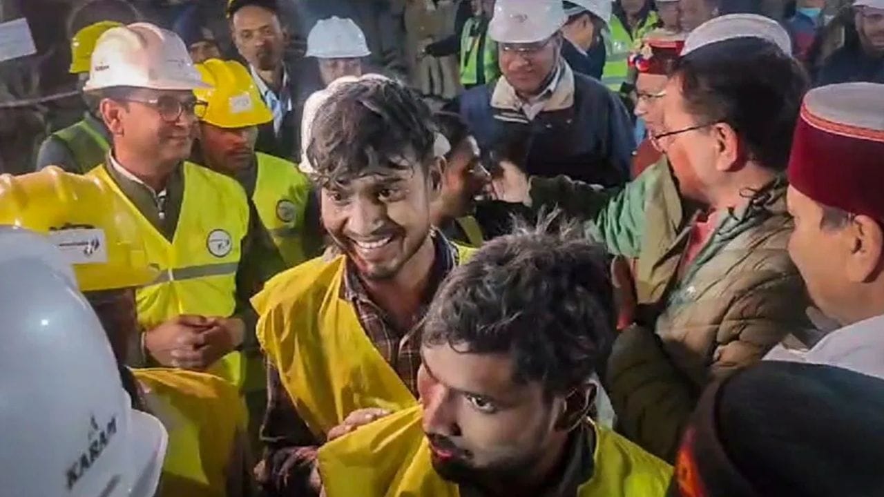 રાહત ટીમ કામદારોને બહાર કાઢવા માટે દરેક વિકલ્પ પર કામ કરી રહી હતી, અંદર કામદારો બેચેન હતા, અંદર એક અઢી કિલોમીટર લાંબી ટનલ હતી જ્યાં કામદારો ફસાયા હતા, કામદારો સુધી પહોંચેલા ઉંદર ખાણિયાઓએ સૌથી પહેલા આ વાત પોતે જ જણાવી હતી. અહીં પહોંચેલા નાસિરે જણાવ્યું કે, મજૂરોએ આ અઢી કિલોમીટરના પંથકમાં લટાર મારીને સમય પસાર કર્યો. આ ભાગમાં કામદારો ચાલતા હતા, આ ભાગમાં બધા કામદારોએ પોતાના માટે સૂવા માટે જગ્યા બનાવી હતી, શૌચાલય વગેરે માટે અલગ ભાગ હતો. બેસવાની જગ્યા પણ નક્કી કરવામાં આવી હતી, જેથી બહારથી ગમે તેટલા બચાવના પ્રયાસો કરવામાં આવે તો અંદરથી કોઈ નુકસાન ન થાય.