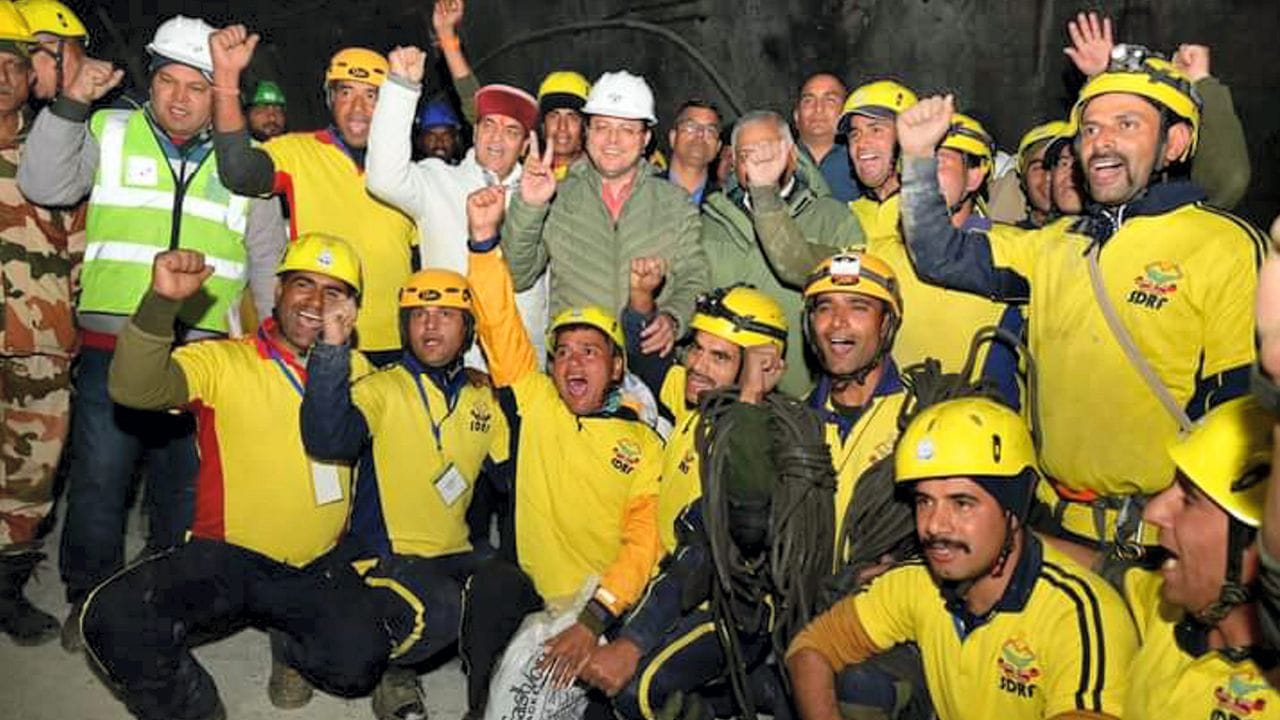 13 નવેમ્બરે જ્યારે રાહત ટીમે પ્રથમ વખત વોકી-ટોકી દ્વારા સંપર્ક સ્થાપિત કર્યો ત્યારે કામદારોએ પ્રથમ આશાનું કિરણ જોયું. તમામ કામદારો સ્વસ્થ હોવાની માહિતી મળતાં જ તેમને પાઇપ દ્વારા ખાદ્ય પદાર્થો અને ઓક્સિજન પૂરો પાડવામાં આવ્યો હતો. આ પછી, ઓગર મશીન દ્વારા માર્ગ મોકળો કરવાના પ્રયાસો શરૂ કરવામાં આવ્યા, એરફોર્સના એરક્રાફ્ટ દ્વારા દિલ્હીથી ઓગર મશીન લાવવામાં આવ્યું જેણે દિવસ-રાત કામ કરવાનું શરૂ કર્યું. 17 નવેમ્બર સુધીમાં, 24 મીટર ડ્રિલિંગ કરવામાં આવ્યું હતું, પરંતુ પછી મશીન તૂટી ગયું, અને રાહત કાર્ય અટકી ગયું. અન્ય મશીન મંગાવવામાં આવ્યું હતું અને કામ ફરી શરૂ કરાયું હતું.