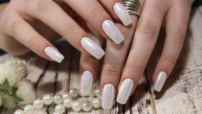 હાથના લાંબા નખ પર અલગ-અલગ પ્રકારની નેલ પોલિશ લગાવવાની વાત કંઈક અલગ છે. પરંતુ કેટલીક મહિલાઓના હજારો પ્રયાસો છતાં તેમના નખ લાંબા થઈ શકતા નથી. આવી સ્થિતિમાં જ્યારે તેઓ અન્ય મહિલાઓના લાંબા, સુંદર અને મજબૂત નખ જુએ છે ત્યારે તેમને પણ લાગે છે કે કાશ! તેમના નખ પણ એવા જ હોત. આ માટે તે નવા ઉપાયો પણ અજમાવે છે, પરંતુ નખ થોડા લાંબા થતાં જ તે તૂટી જાય છે. લાંબા અને સુંદર નખ મેળવવા માટે તેઓ પાર્લરમાં જાય છે અને હજારો રૂપિયા ખર્ચી નાખે છે, પરંતુ જો અમે તમને કહીએ કે પૈસા ખર્ચ્યા વગર તમે ઘરે જ તમારા નખ લાંબા અને સુંદર બનાવી શકો છો તો ચાલો જાણીએ કેવી રીતે (ફોટો ક્રેડિટ- સોશિયલ મીડિયા)