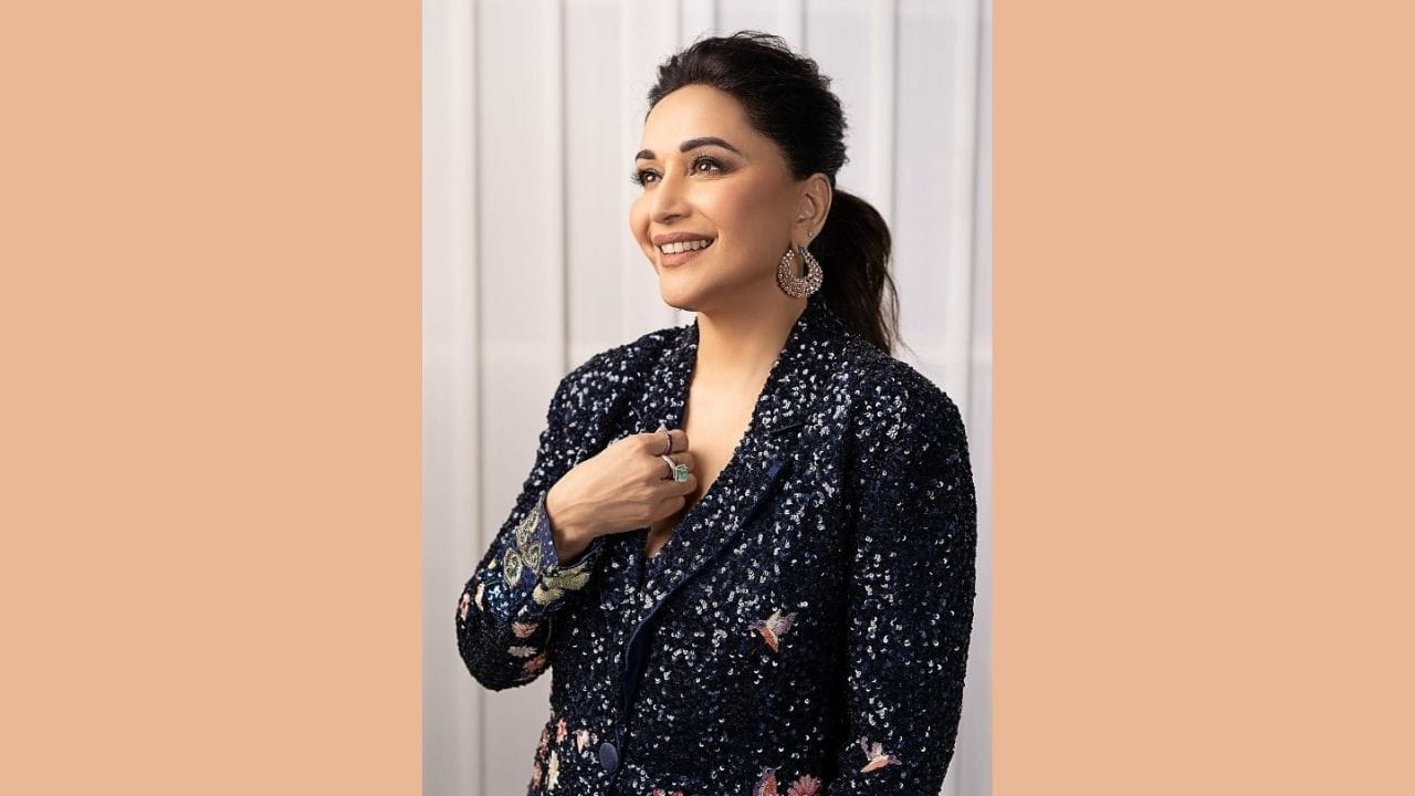 હાલમાં પણ માધુરીએ સોશિયલ મીડિયા પર કેટલીક તસવીરો પોસ્ટ કરી છે. તસવીરોમાં અભિનેત્રી ખૂબ જ સુંદર લાગી રહી છે. એક્ટ્રેસના લુકને જોઈને ફેન્સ પણ હેરાન છે.
