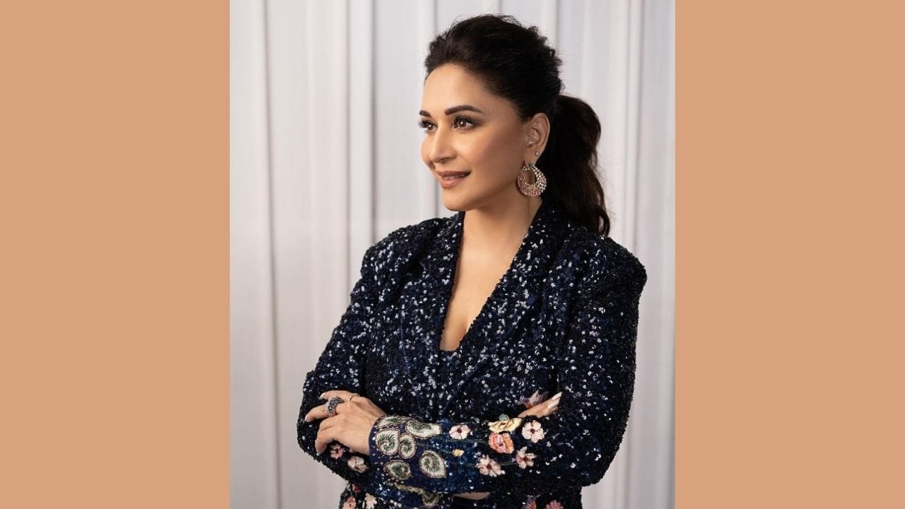 માધુરી અત્યારે બોલિવૂડથી દૂર હોવા છતાં સોશિયલ મીડિયા પર હંમેશા એક્ટિવ રહે છે. હાલમાં દરેક જગ્યાએ માત્ર અને માત્ર માધુરીના નવા ફોટોશૂટની ચર્ચા થઈ રહી છે. અભિનેત્રીના ફોટા પર ચાહકો પણ લાઈક્સ અને કોમેન્ટ્સનો વરસાદ કરી રહ્યા છે.
