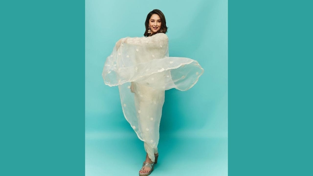 અભિનેત્રી હંમેશા તેના ચાહકો સાથે સંપર્કમાં રહેવા માટે સોશિયલ મીડિયા પર તસવીરો અને વીડિયો પોસ્ટ કરતી રહે છે.
