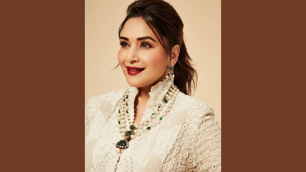 અભિનેત્રી માધુરી દીક્ષિત 56 વર્ષની ઉંમરમાં પણ ખૂબ જ ગ્લેમરસ લાગે છે. માધુરીના ઘણા ફોટા અને વીડિયો સોશિયલ મીડિયા પર પણ વાયરલ થઈ રહ્યા છે.
