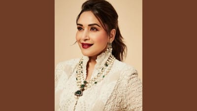 અભિનેત્રી માધુરી દીક્ષિત 56 વર્ષની ઉંમરમાં પણ ખૂબ જ ગ્લેમરસ લાગે છે. માધુરીના ઘણા ફોટા અને વીડિયો સોશિયલ મીડિયા પર પણ વાયરલ થઈ રહ્યા છે.
