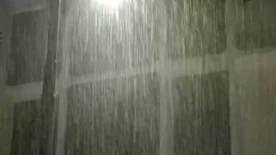 દિવાળી હમણાં જ આવી અને ગઈ. તેથી જ દરેક લોકો શિયાળાની આતુરતાથી રાહ જોઈ રહ્યા છે. જ્યારે ઓક્ટોબરની ગરમીથી પીડાતા લોકો ગુલાબી ઠંડીને કારણે રાહત અનુભવે છે. તેવી આશા હતી, પણ મુંબઈમાં વરસાદ પડ્યો હતો.
