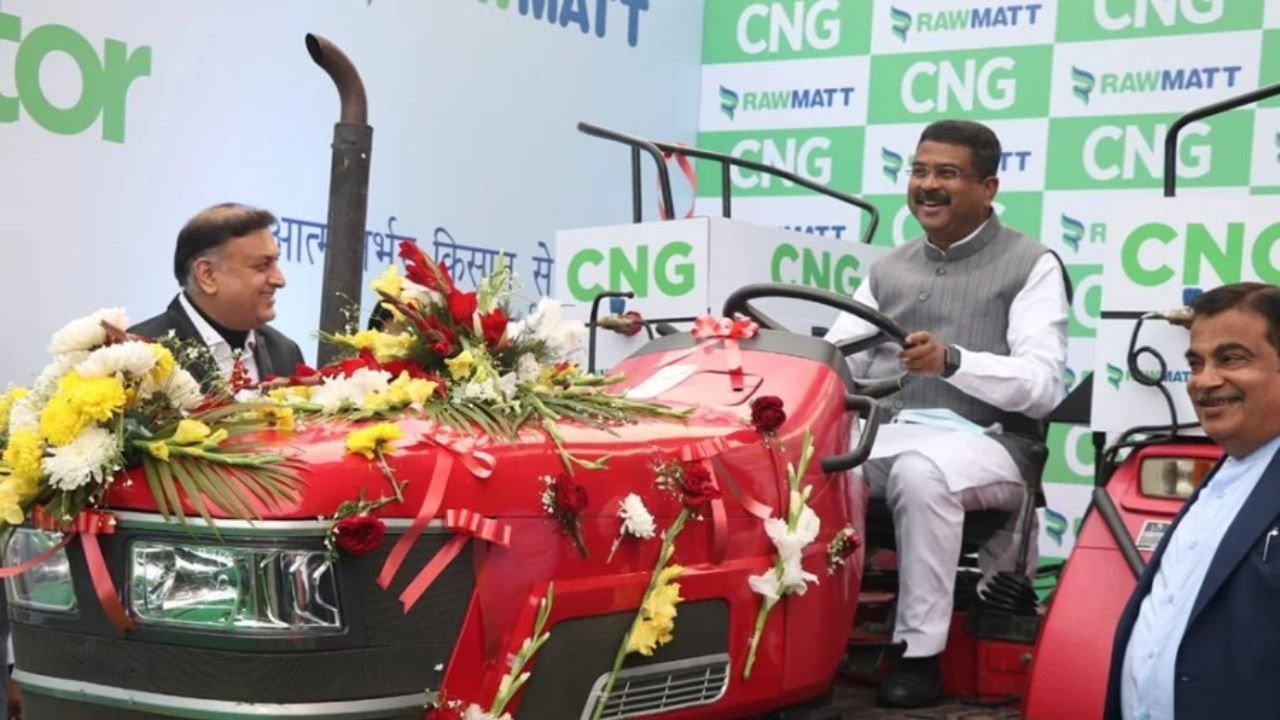 mahindra launched cng powered tractor reduce cost of farmers compared to diesel tractors (4)