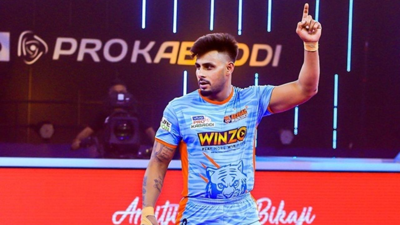 1) બંગાળ વોરિયર્સ - મનિન્દર સિંઘ બંગાળ વોરિયર્સે પ્રો કબડ્ડી 2023ની હરાજીમાં FBM કાર્ડનો ઉપયોગ કરીને તેમના સ્ટાર રાઇડર મનિન્દર સિંઘને ₹2.12 કરોડમાં ફરીથી ખરીદી લીધા હતા.ત્યારે આ સિઝનમાં બંગાળ વોરિયર્સ ટીમની કેપ્ટનશિપ મનિન્દરને સિંઘ કરતા જોવા મળશે