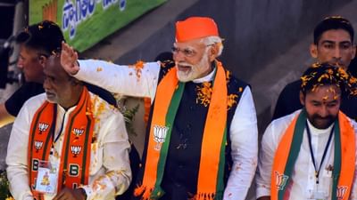 તેલંગણા વિધાનસભા ચૂંટણી માટે મતદાનની તારીખ જેમ-જેમ નજીક આવી રહી છે તેમ ચૂંટણીનો પ્રચાર પણ તેજ ગતિ પકડી રહ્યો છે. BJP વતી પીએમ મોદી જોરદાર રેલીઓ અને રોડ શો કરી રહ્યા છે. સોમવારે પીએમ મોદીએ હૈદરાબાદમાં મેગા રોડ શો કર્યો હતો તેમજ જ્યારે આ પહેલા PM મોદીએ મહબૂબાબાદમાં એક ચૂંટણી રેલીને પણ સંબોધિત કરી હતી.
