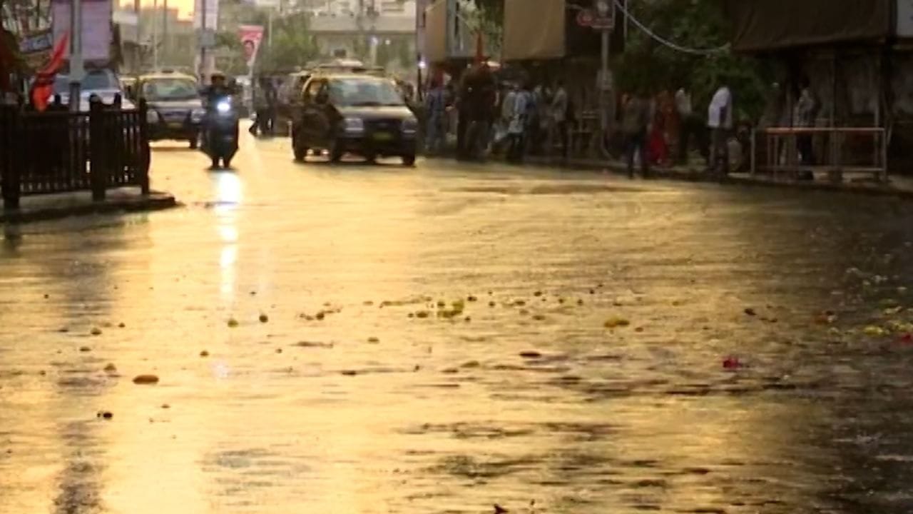 મધ્યરાત્રિએ મુંબઈ અને મુંબઈના ઉપનગરોમાં વરસાદ પડ્યો હતો. વસઈ, વિરાર, નાલાસોપારા વિસ્તારમાં મધ્યરાત્રિએ વરસાદ પડ્યો હતો. કેટલાક સ્થળોએ હજુ પણ ગાજવીજ સાથે વરસાદ પડી રહ્યો છે.
