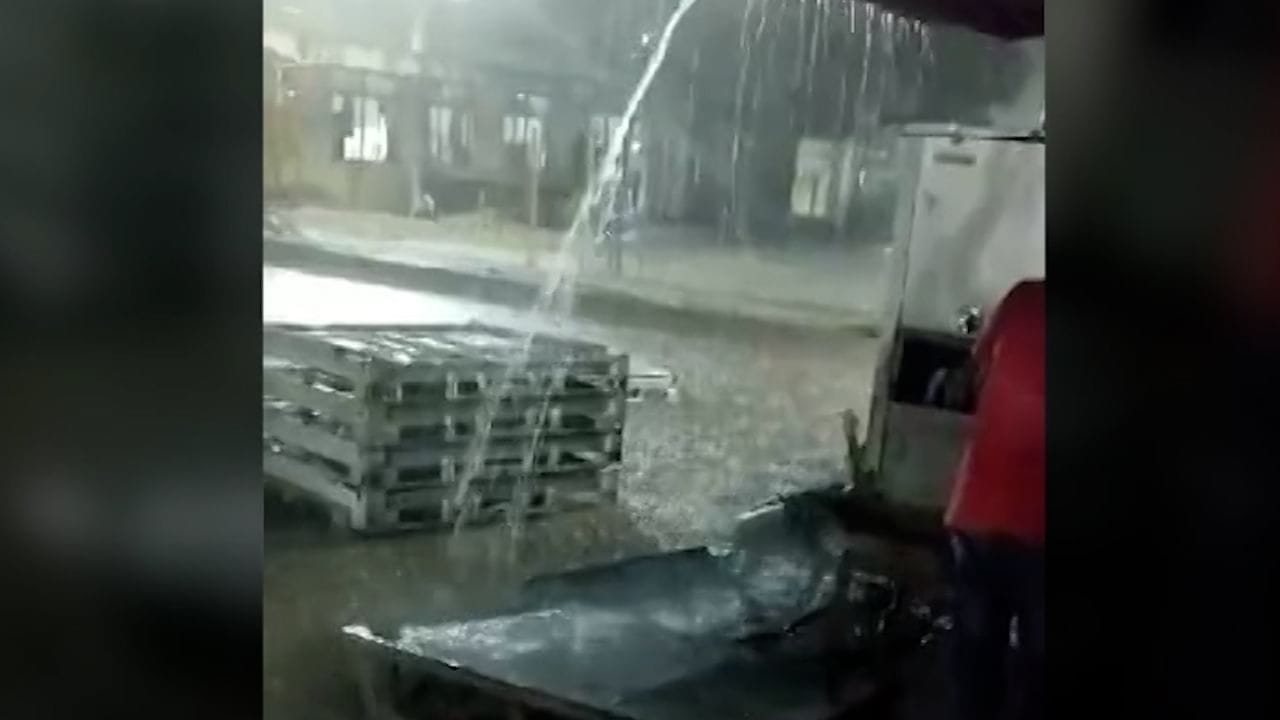 મુંબઈમાં હજુ ઠંડીનો અનુભવ થયો નથી. વાતાવરણમાં હજુ પણ ભારે ગરમી જોવા મળી રહી છે. રવિવારે સવારે જાગ્યા પછી મુંબઈવાસીઓએ ભીના રસ્તા જોયા. તો આ વરસાદને કારણે શહેરીજનોને થોડી રાહત મળી છે.
