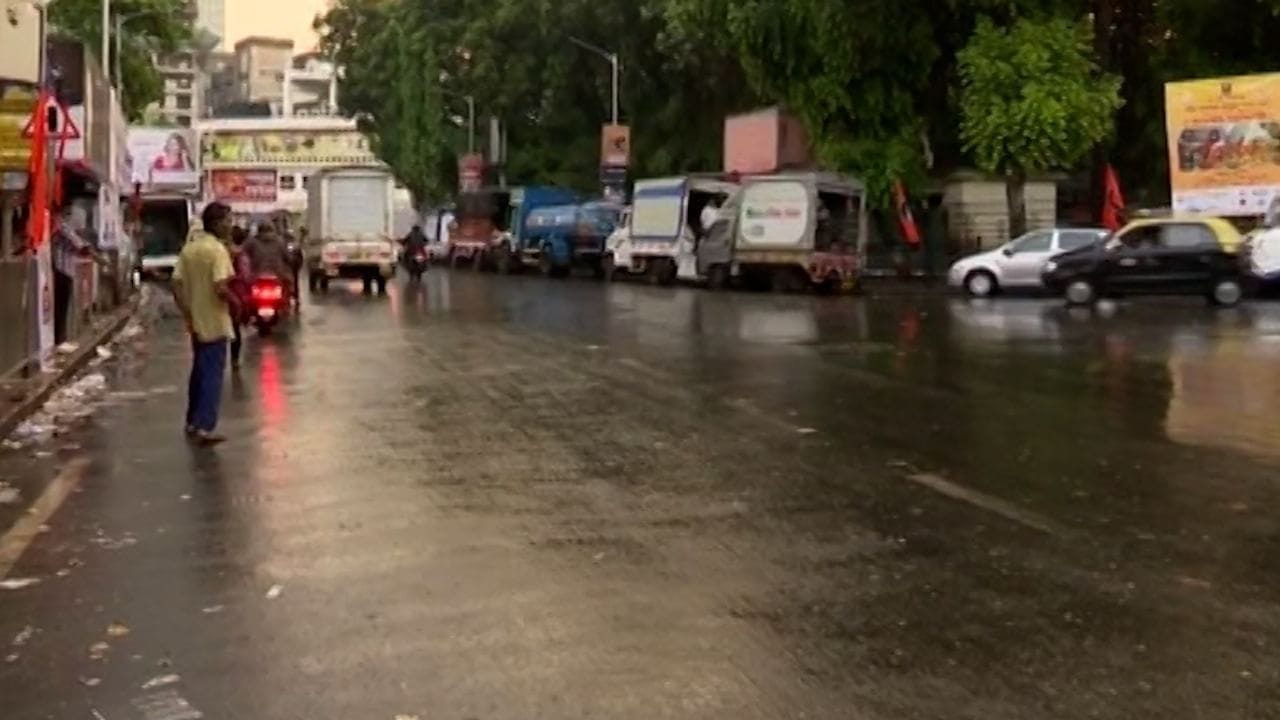 મુંબઈના દાદર, લોઅર પરાલ, અંધેરી, ઘાટકોપર, વિક્રોલી, ભાંડુપ, મુલુંડ વિસ્તારોમાં મધરાતથી જ ઝરમર ઝરમર વરસાદ પડી રહ્યો છે. દરમિયાન રાજ્યમાં અન્ય કેટલાક સ્થળોએ વરસાદની આગાહી કરવામાં આવી છે. મધ્ય મહારાષ્ટ્ર, પશ્ચિમ મહારાષ્ટ્ર, વિદર્ભ, મરાઠવાડાના ઘણા ભાગોમાં વરસાદનું યલો એલર્ટ જાહેર કરવામાં આવ્યું છે.
