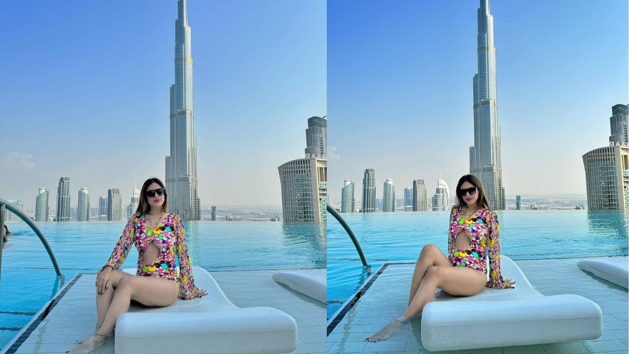 નેહા મલિકના આ અંદાજે ફરી એકવાર ચાહકોને તેના પર પ્રેમ વરસાવવા માટે મજબૂર કરી દીધા છે. તસવીરોમાં તેણે ફુલ સ્લીવ્ઝ સાથે મોનોકિની પહેરી છે. અભિનેત્રી પ્રિન્ટેડ મોનોકિનીમાં અલગ-અલગ પોઝ આપતી જોવા મળે છે. નેહા તેના મનમોહક પોઝ દ્વારા લોકોને નિંદ્રા વિનાની રાતો આપી રહી છે.