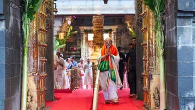 વડાપ્રધાન મોદી હાલ તેલંગાણાના 3 દિવસના પ્રવાસે છે. આ દરમિયાન પીએમ મોદી આંધ્રપ્રદેશના તિરુપતિ બાલાજી મંદિર પહોંચ્યા હતા. જ્યાં રાજ્યના રાજ્યપાલ એસ. અબ્દુલ નઝીર અને મુખ્યમંત્રી વાયએસ જગન મોહન રેડ્ડીની સાથે અનેક લોકોએ તેમનું સ્વાગત કર્યું.