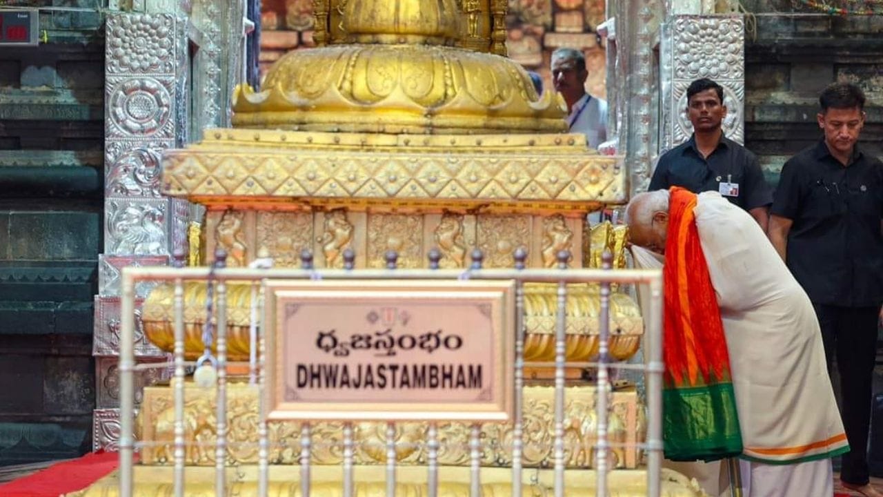 પીએમ મોદીએ તિરુમાલામાં શ્રી વેંકટેશ્વર મંદિર વિશેષ પૂજા કરી હતી. પીએમ મોદીએ ટ્વિટ કરીને કહ્યું કે તેમણે તિરુમાલાના શ્રી વેંકટેશ્વર સ્વામી મંદિરમાં 140 કરોડ ભારતીયોના સારા સ્વાસ્થ્ય, કલ્યાણ અને સમૃદ્ધિ માટે પ્રાર્થના કરી.