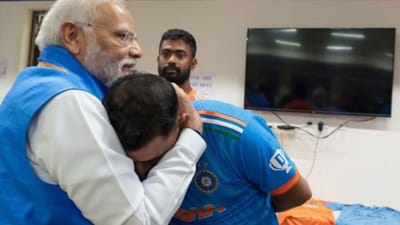 વર્લ્ડ કપમાં ઓસ્ટ્રેલિયા સામેની હાર બાદ પીએમ નરેન્દ્ર મોદીએ ડ્રેસિંગ રૂમમાં ભારતીય ખેલાડીઓ સાથે મુલાકાત કરી હતી. તેની તસ્વીર સામે આવી છે. પીએમ મોદી ડ્રેસિંગ રૂમમાં જઈને ખેલાડીઓને મળ્યા અને ખેલાડીઓને આશ્વાસન આપ્યુ હતુ.