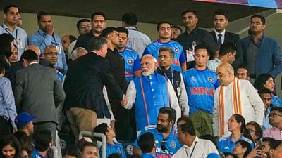 વર્લ્ડ કપમાં હાર બાદ વડાપ્રધાન નરેન્દ્ર મોદીએ ટીમ ઈન્ડિયાને પ્રોત્સાહિત કર્યા હતા. ભારતીય ટીમના ડ્રેસિંગ રૂમમાં જઈને તે એક પછી એક તમામ ખેલાડીઓને મળ્યા અને તેમની પીઠ થપથપાવી. આ સમય દરમિયાન, તેમણે તેમના ઉત્સાહપૂર્ણ શબ્દો દ્વારા ટીમના મનોબળને વધારવાનો પ્રયાસ પણ કર્યો. ટીમ ઈન્ડિયાના ડ્રેસિંગ રૂમમાં ગયા બાદ પીએમ મોદી પહેલા રોહિત શર્મા અને વિરાટ કોહલીને મળ્યા હતા. (ફોટો ક્રેડિટ- સોશિયલ મીડિયા)