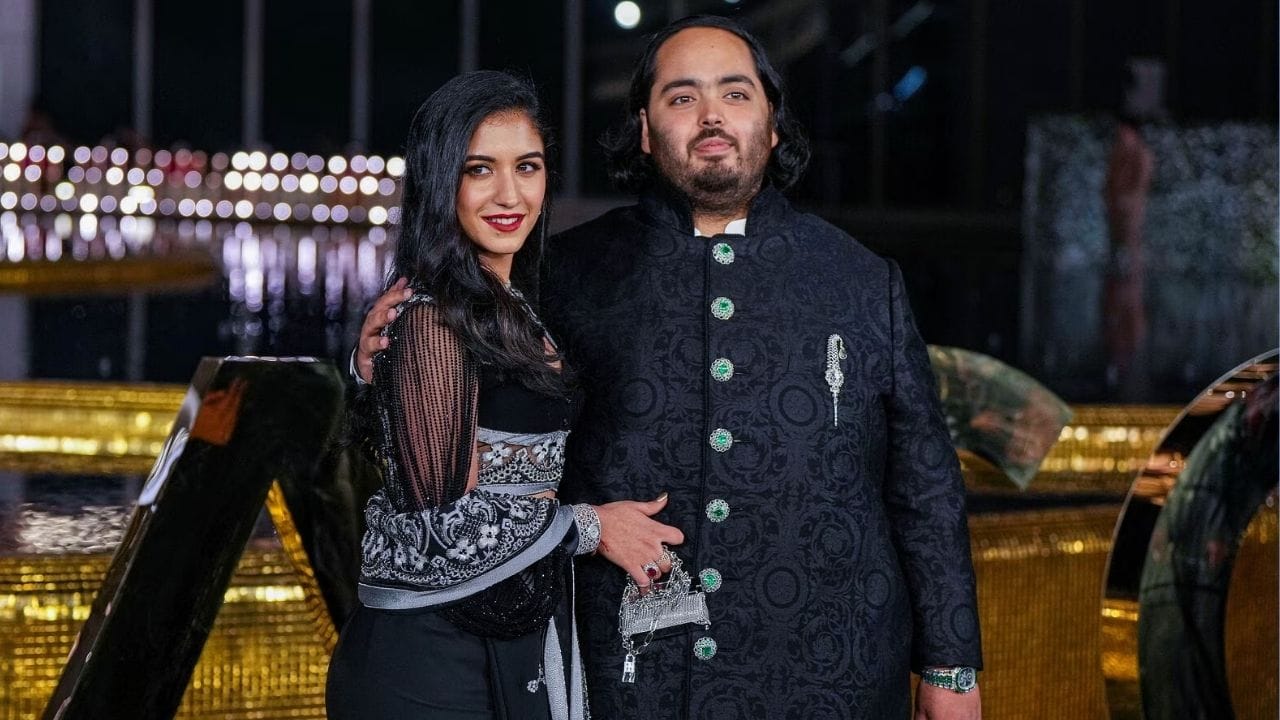 વેબસાઈટ પર આ બેગની કિંમત લગભગ 2 કરોડ રૂપિયા બતાવવામાં આવે છે. તેને જે બ્લેક સાડી પહેરી છે તેની કિંમત સાડા 5 લાખ રૂપિયા બતાવવામાં આવી રહ્યા છે. 
