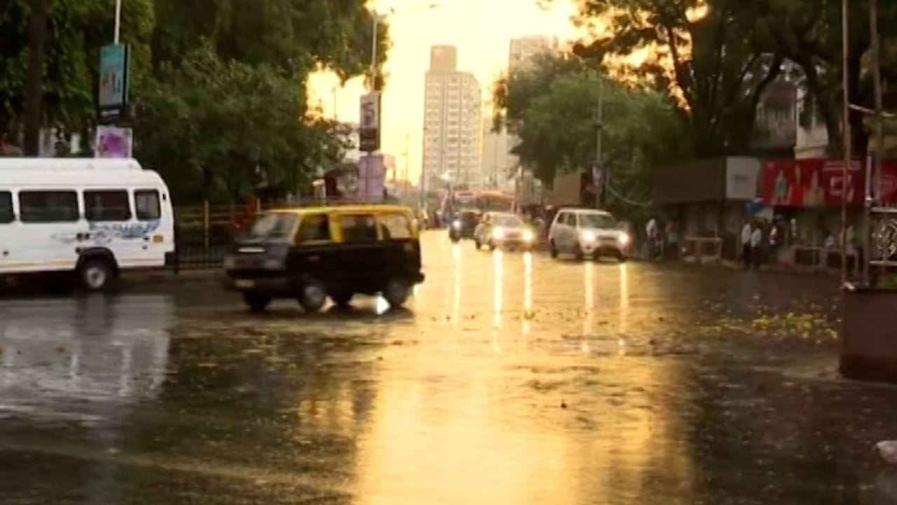 મુંબઈવાસીઓ માટે આ અણધાર્યા વરસાદને કારણે કેટલીક જગ્યાએ વીજ પુરવઠો ખોરવાઈ ગયો હતો. પરંતુ આ વરસાદના કારણે વાતાવરણમાં ઝાકળનો માહોલ સર્જાયો હતો. જેથી ઓક્ટોબર હિટથી ત્રસ્ત મુંબઈવાસીઓને રાહત મળી છે.
