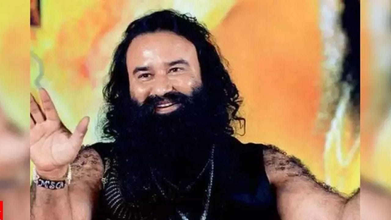 તમને જણાવી દઈએ કે 2017માં સાધ્વીના યૌન શોષણ, છત્રપતિ હત્યા કેસ અને રણજીત હત્યા કેસમાં રામ રહિમને આજીવન કેદની સજા ફટકારવામાં આવી હતી. ત્યારથી રામ રહીમ રોહતકની સુનારિયા જેલમાં બંધ છે. પરંતુ આ સમયગાળા દરમિયાન તેને ઘણી વખત પેરોલ આપવામાં આવ્યો છે. CBIની વિશેષ અદાલતે ડેરા સચ્ચા સૌદાના વડા ગુરમીત રામ રહીમ સિંહને સજાની જાહેરાત કરી છે. તેને 20 વર્ષની જેલની સજા ફટકારવામાં આવી છે. તેને બળાત્કારના બે કેસમાં 10-10 વર્ષની એટલે કે 20 વર્ષ જેલની સજા ફટકારવામાં આવી છે. આ સાથે 15-15 લાખ રૂપિયાનો દંડ પણ લગાવવામાં આવ્યો છે, જે પીડિતને આપવામાં આવશે. આ રીતે રામ રહીમને તેના દુષ્કર્મ માટે આજીવન કેદ કરતાં પણ મોટી સજા મળી છે. તમને જણાવી દઈએ તો આજીવન કેદમાં, સામાન્ય રીતે દોષિતને 14 વર્ષ માટે જેલમાં મોકલવામાં આવે છે.(ફોટો ક્રેડિટ- સોશિયલ મીડિયા) 