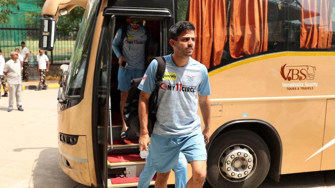 રવિને બે વખત રાજ્ય કક્ષાની ક્રિકેટ રમવા માટે પસંદ કરવામાં આવ્યો હતો પરંતુ તેને રમવાની તક આપવામાં આવી ન હતી. પ્રારંભિક તબક્કામાં ઘણી વખત અસ્વીકારનો સામનો કરવો પડ્યો હતો. પરંતુ રવિએ હંમેશા નિષ્ફળતાને અસમર્થ માનીને સંઘર્ષ ચાલુ રાખ્યો. દરમિયાન, રવિને વર્ષ 2018 માં સ્ટેટ એસોસિએશન દ્વારા આયોજિત ક્રિકેટ રમવાની તક મળી. આ સ્પર્ધામાં રવિએ સદી ફટકારી અને અનેક વિકેટ પણ લીધી.