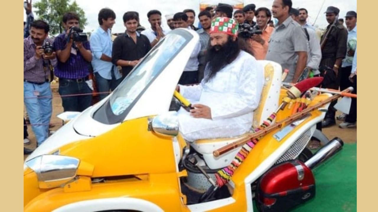 જ્યારે રામ રહીમ વાહનોને કાળા, લીલા અને પીળા રંગમાં રંગવામાં આવતા હતા. બાબા પાસે Honda Accord V6 લક્ઝરી સડાન, Hero Honda Karizma છે, જેને કારમાં મોડિફાઇ કરવામાં આવી છે. આ સિવાય હ્યુન્ડાઈ સેન્ટ્રો અને મારુતિ સુઝુકી જીપ્સી જેવી ડઝનબંધ જીપ્સ છે, જેમાં ફેરફાર કરવામાં આવ્યો છે.