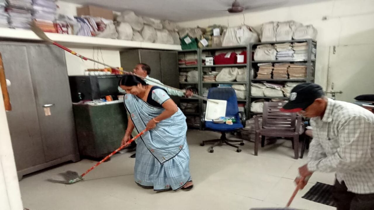 દિવાળીમાં ઘરના સાફસફાઈની પ્રથા છે જે પ્રથા સરકારી કચેરીઓમાં પણ અનુસરવામાં આવી રહી છે 